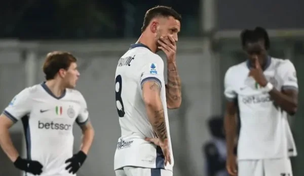 Penyerang Inter Milan Marko Arnautovic (tengah) menunjukkan raut kekecewaan setelah timnya takluk dari Fiorentina 0-3 pada pertandingan Liga Italia di Stadion Artemio Franchi, Florence, Kamis (6/2/2025). (Antara/AFP)