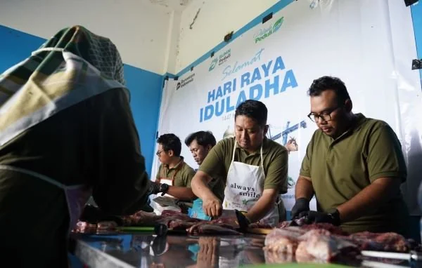Pelindo Jasa Maritim menyalurkan hewan kurban berupa 23 sapi dan 7 kambing di sekitar wilayah operasional perusahaan hingga pihak-pihak yang membutuhkan (Dok: Ist)