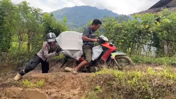 Personel Polres Majene Briptu Bayu saat mengawal kotak suara ke Desa Ulumanda (Dok : Ist).