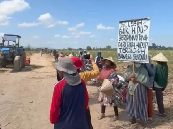 Warga Polombangkeng, Kabupaten Takalar bebondong-bondong memasuki kawasan perkebunan tebu di Desa Lasang Barat (Dok : Ist).