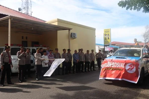 Kapolres Jeneponto saat melepas 600 paket bantuan sembako bagi warga miskin (Dok : Ist).