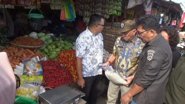 Sidak pasar yang dilakukan satgas pangan di Pasar Baru Mamuju (Dok : Ist).