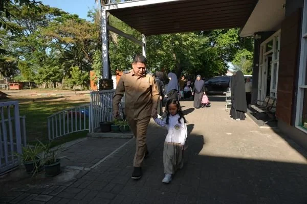 Wali Kota Makassar Munafri Arifuddin saat Mengantar Anak Bungsunya di Hari Pertama Sekolah (Dok: Ist).