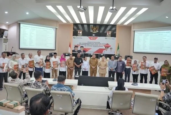 Penyerahan SK Badan Hukum Koperasi oleh Wali Kota Makassar, Munafri Arifuddin, didampingi Wakil Wali Kota Aliyah Mustika Ilham,  (Dok: Sinta KabarMakassar).