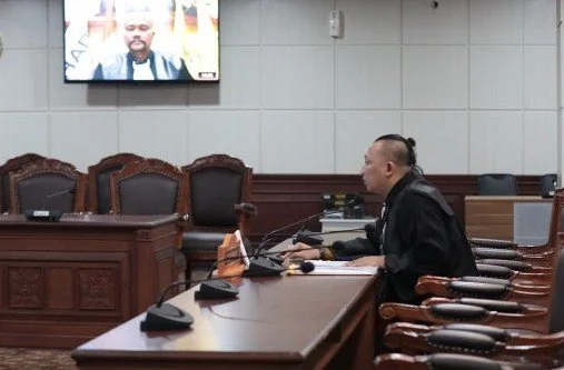 Pemohon Pengujian UU Polri menjelaskan dalil-dalil permohonannya secara luring dan daring dalam sidang pendahuluan (Dok: Ist).