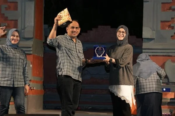 Anggota DPRD Sulsel Mahmud saat menerima award dari Ketua DPRD Sulsel Andi Rachmatika Dewi (Dok: Ist)