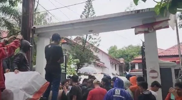 Aksi unjuk rasa menuntut Pemungutan Suara Ulang (PSU) dilaksanakan di sejumlah TPS di Kabupaten Jeneponto dilakukan di depan Kantor Komisi Pemilihan Umum (KPU) Provinsi Sulawesi Selatan (Sulsel). (Ist).