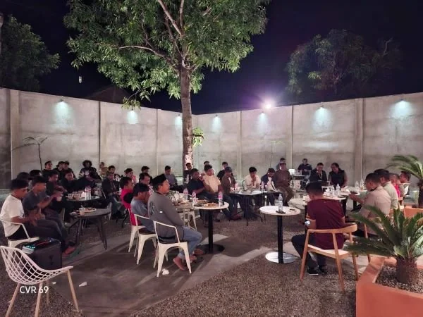 Forum Koordinasi Pimpinan Daerah (Forkopimda) Kabupaten Bantaeng saat menggelar pertemuan penting dengan elemen mahasiswa, termasuk HMI dan PMI di Hagemony Resto, Sabtu (30/8).