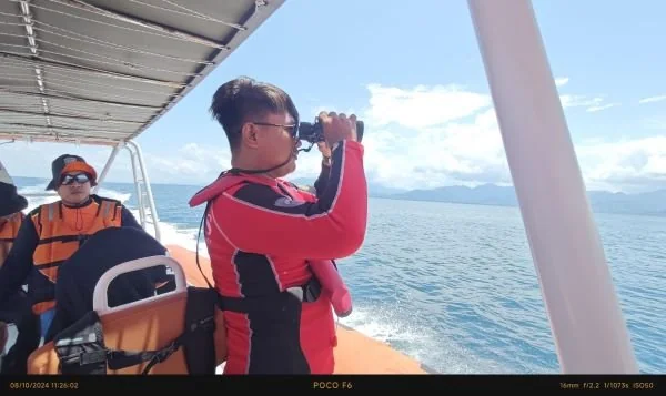 Basarnas Mamuju lakukan pencarian korban yang jatuh dari kapal (Dok : Ist).