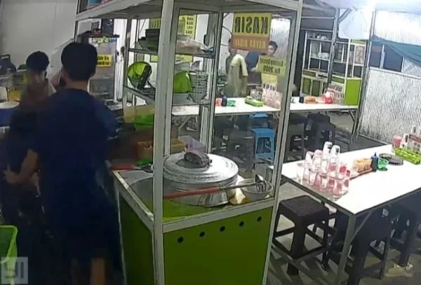 Tangkap layar pengeroyokan di rumah makan Pallubasa di Jalan Tinumbu (Dok : Ist).