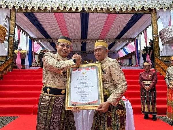 Penjabat Bupati Bone Sulawesi Selatan (Sulsel), Andi Islamuddin memberikan apresiasi dan penghargaan terhadap Kapolda Sulsel, Irjen Pol. Andi Rian R. Djajadi, atas dedikasinya dalam mendukung kelancaran lalu lintas melalui Operasi Ketupat Pallawa 2024 di