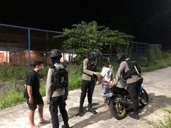 Personel Polres Majene saat melakukan patroli malam