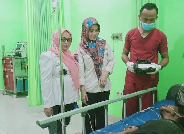 Kapus Tamalatea, Murniati bersama Petugas Dinas Sosial saat mendampingi perawatan pasien ODGJ di RSUD Lanto Daeng Pasewang. (Ist).