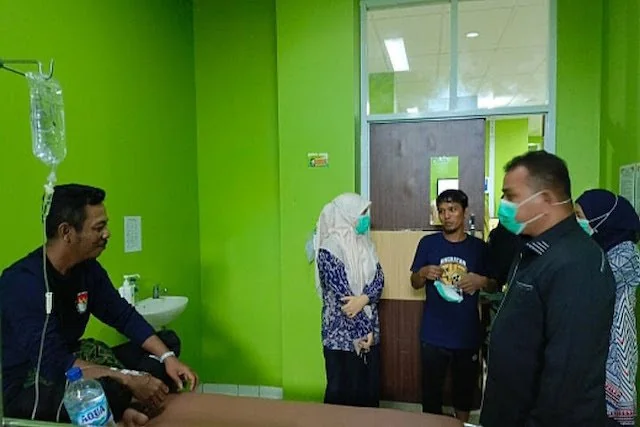 Pj Bupati Sinjai, TR Fahsul Falah saat menjenguk anggota KPPS yang dirawat di RSUD Kabupaten Sinjai, Sulawesi Selatan.