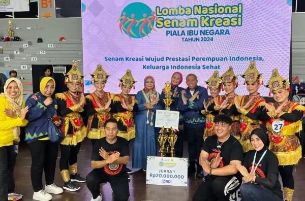 Tim Sulsel berfoto bersama usai memenangkan Senam Kreasi Piala Ibu Negara 2024 (Dok: Ist).