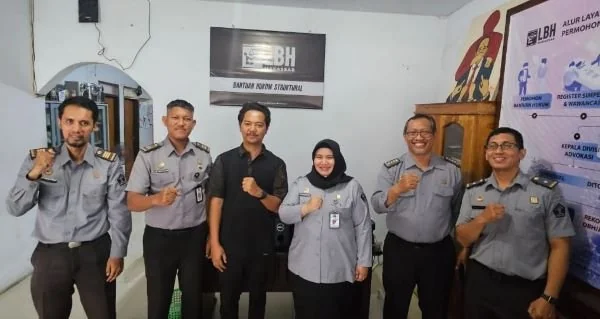 Kanwil Kemenkum Sulsel saat melakukan kunjungan pada YLBHI-LBH Makassar (Dok : Ist).