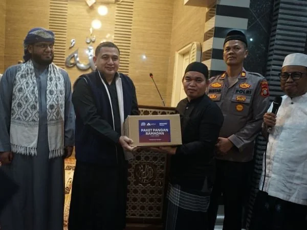 Bosowa Peduli bersama Wali Kota Makassar membagikan paket pangan kepada pengurus masjid (DOk : Ist).