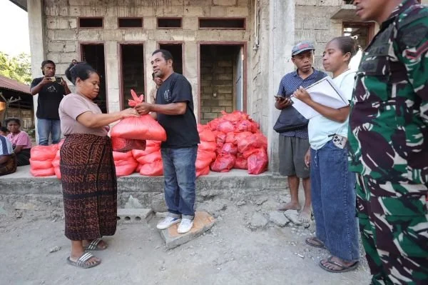 Ketgam: Penyerahan dukungan logistik kepada warga penyintas gempa M 7,7 Flores di Desa Peozakaramba, Kecamatan Ende (Dok: Ist)