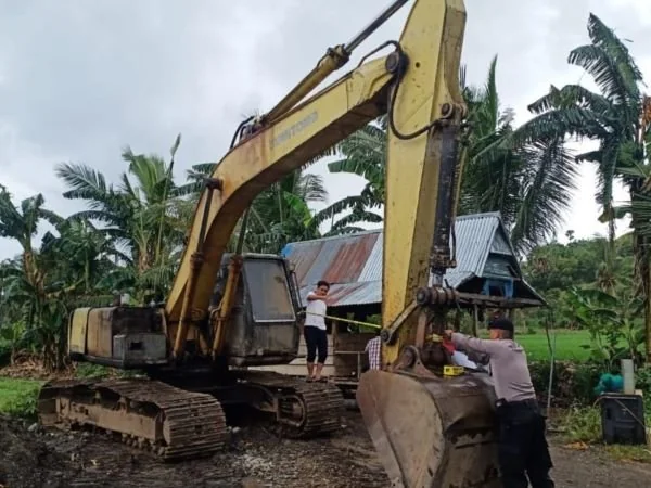 Polisi saat menertibkan aktivitas tambang yang diduga ilegal (Dok : Ist).