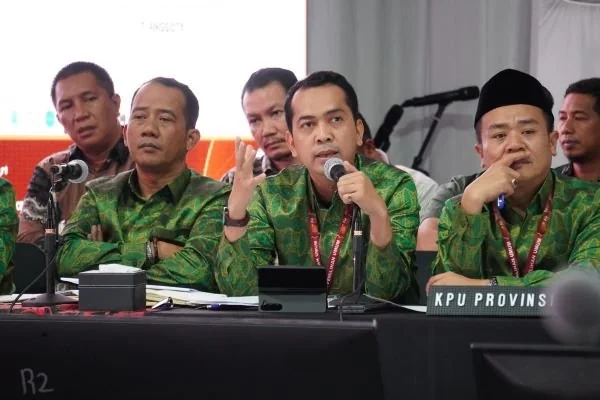 Jajaran Komisioner dan Sekretariat KPU Sulsel pada rapat pleno Pemilu 2024. (Foto : ist).