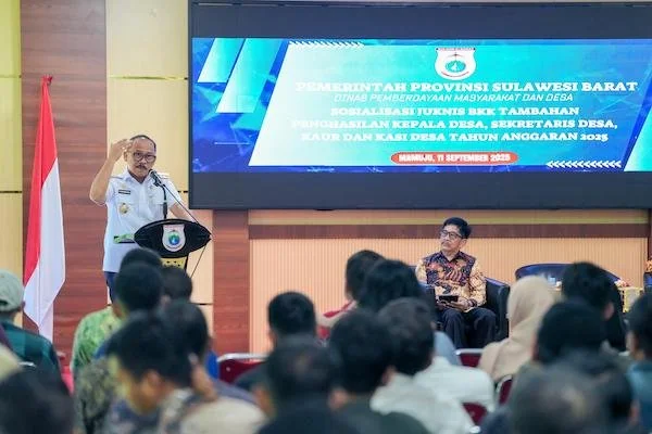 Gubernur Sulbar Suhardi Duka saat kegiatan Sosialisasi Petunjuk Teknis (Juknis) Bantuan Keuangan Khusus (BKK) tambahan penghasilan Kepala Desa, Sekretaris Desa, Kaur dan Kasi Desa tahun Anggaran 2025(dok:ist)