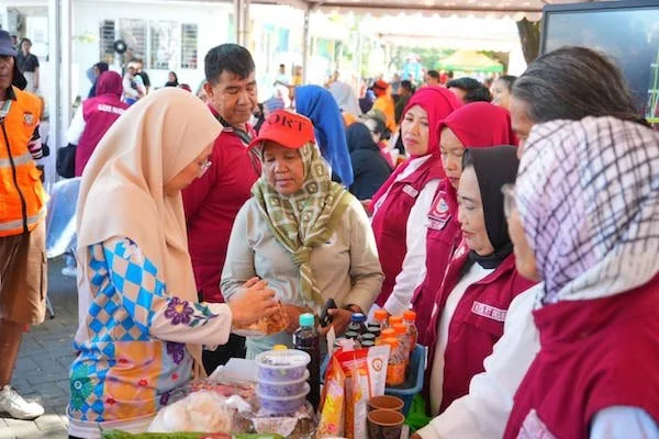 Ketua Dewan Lingkungan Hidup Kota Makassar, Melinda Aksa Munafri saat Mengajak Pilah Sampah (Dok: Ist)