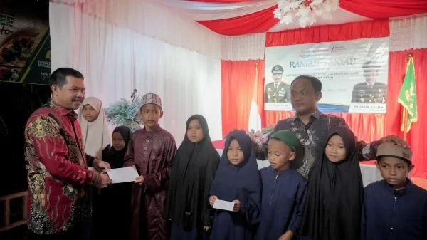 Kajati Sulsel, Agus Salim menyerahkan santunan tali asih kepada para anak yatim diBaruga Adhyaksa Kantor Kejaksaan Negeri Luwu Timur.
