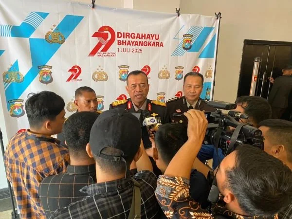 Kapolda Sulbar Irjen Pol Adang Ginanjar saat diwawancarai wartawan (Dok : Aldy KabarMakassar).