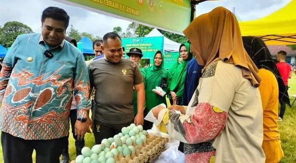 Kodim 1422 Maros bekerja sama dengan Dinas Perindustrian dan Perdagangan (Disperindag) Maros menggelar pasar murah.
