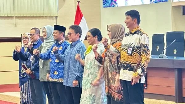 Pengukuhan Kepala Otoritas Jasa Keuangan (OJK) Provinsi Sulawesi Selatan dan Sulawesi Barat di  Ruang Rapat Pimpinan Kantor Gubernur Sulsel (Dok : Ist).