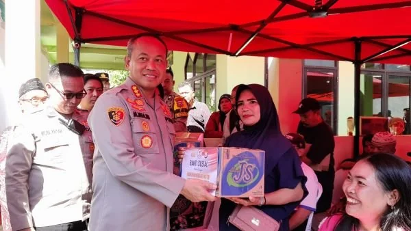 Kapolrestabes Makassar, Kombes Pol Mokhamad Ngajib saat memberikan bansos dalam rangka memperingati HUT Bhayangkara (Dok: Nofi KabarMakassar).
