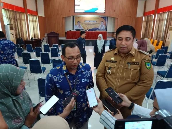 Kepala KPP Maros-Pangkep, Khris Rolanto (kiri) dan Bupati Maros Chaidir Syam (Kanan) dalam Pekan Penyampaian SPT Tahunan PPH 2023.
