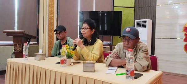 Mitra SPPG Batupapan 1 Makale yang juga pemilik yayasan Magnolia chempaka Viginiana, Louise Mangontan(Tengah) saat menggelar Konfrensi Pers di Arion Caffe. selasa (15/9/2026). Dok.Jerni