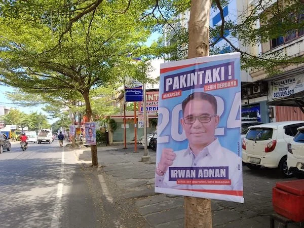 Beberapa APK masih terkihat dipasang menggunakan paku atau kawat.