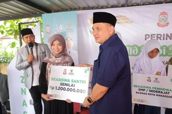 Wali Kota Makassar Munafri Arifuddin saat Penyerahan Bantuan bagi lebih dari 100 santri penghafal Al-Qur’an (Dok ; Ist).