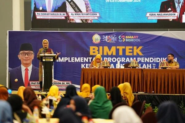 Bunda PAUD Provinsi Sulsel, Ninuk Triyanti Zudan dan Kepala Dinas Pendidikan Sulsel, Iqbal Nadjamuddin di Hotel Maxone (Dok: Ist)
