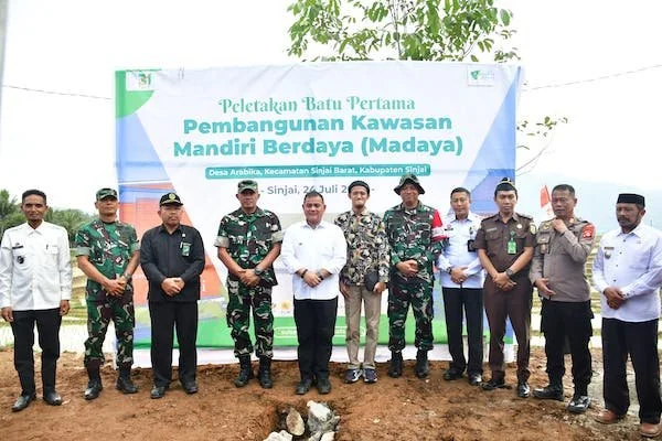 peletakan batu pertama, Pj Bupati Sinjai didampingi Dandim 1424 Sinjai Letkol (Arm) Dian Akhmad Arifandi.