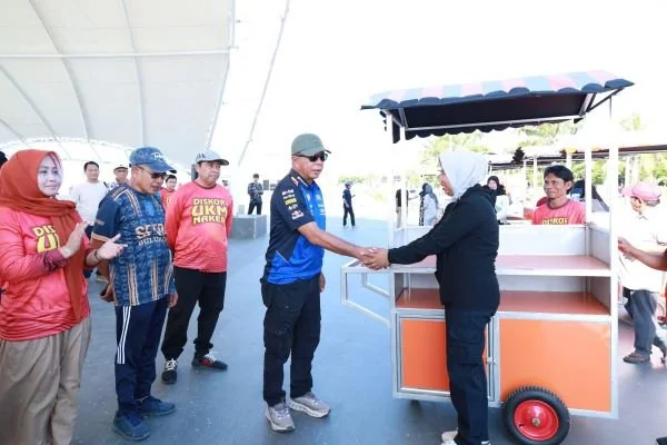 Bupati Bulukumba, Andi Muchtar Ali Yusuf memberikan bantuan 20 unit gerobak (booth) seragam kepada para pelaku UMKM yang beraktivitas di kawasan Pantai Merpati. (Dok: Ist)