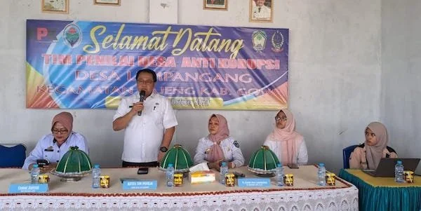 Tim penilai saat mengunjungi Desa Lempangang (Dok: Ist)