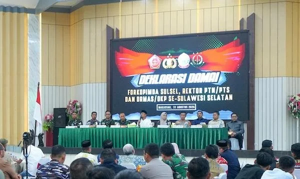 Forkopimda Sulsel dan berbagai pihak saat deklarasi Sulsel Damai, Minggu (31/08/2025). (Dok. Syamsi/Kabar Makassar)