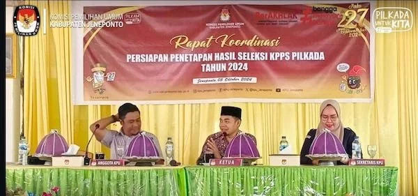Ketua KPU Kabupaten Jeneponto, Asming. S didampingi Anggota KPU dari Divisi Parmas dan SDM, Hasrullah Hafid saat membuka Rakor di Gedung Aisyiyah Romanga. (Foto/ist)