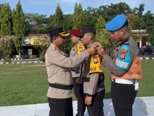 Kapolres Jeneponto, AKBP Widi Setiawan saat memimpin apel pergeseran Pasukam Pengamanan TPS di Halaman Mapolres Jeneponto (Dok : Ist).