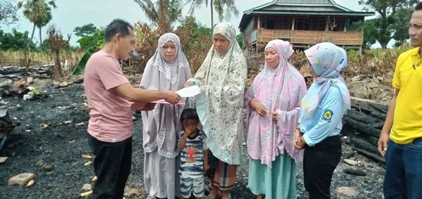 Sejumlah jajaran pegawai Disdukcapil Jeneponto saat menyerahkan Adminduk ke Daeng Soppeng. (Foto Ist).