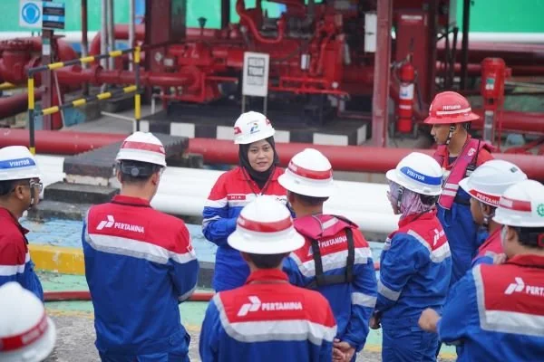 Direktur SDM & Penunjang Bisnis PT Pertamina Patra Niaga beserta Tim Management Pertamina Patra Niaga Regional Sulawesi melakukan Management Walkthrough (Dok: Ist).