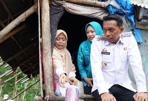 Bupati Sidrap Syaharuddin Alrif saat Turun Melihat Kondisi Rumah Keluar Amir di Bilokka, (Dok: Ist).