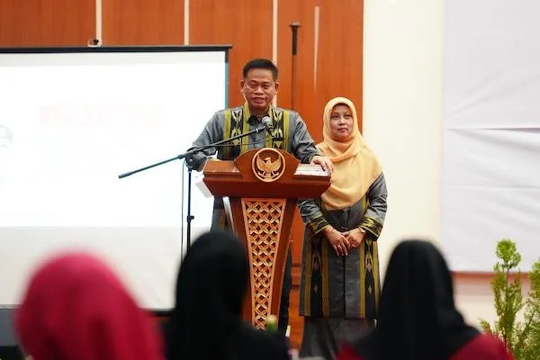 Pj Gubernur Sulsel, Prof Fadjry Djufry beserta Pj Ketua PPK Sulsel, Andi Indriaty Syaiful di Rumah Jabatan Gubernur Sulsel (Dok: Ist)