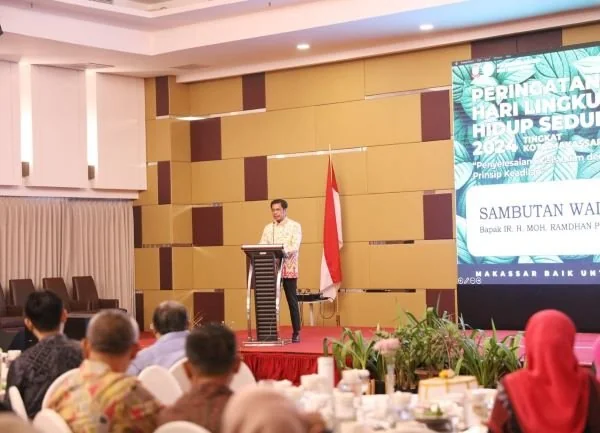 Penjabat  (Pj) Sekretaris Daerah Makassar, Firman Hamid Pagarra dalam acara peringatan Hari Lingkungan Hidup Sedunia yang diselenggarakan oleh Pemerintah Kota Makassar di Hotel Aston (Dok : ist).