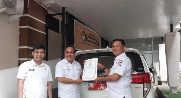 H Dahyal menyerahkan inventaris ke Plt Sekwan DPRD Kota Makassar Rahmat Mappatoba, (Dok: Sinta KabarMakassar).