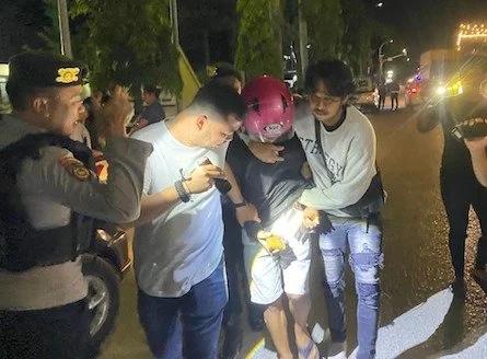 Pengendara yang membawa sajam saat diamankan pihak kepolisian(dok:ist)