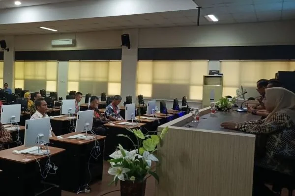 Para peserta calon Kadis saat mengikuti seleksi terbuka Jabatan Pimpinan Tinggi Pratama, di ruang Assessment Center UPT Penilaian Potensi dan Kompetensi BKD Provinsi Sulawesi Selatan (Dok : ist).